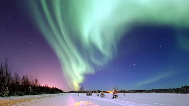 Las auroras boreales se forman sobre los polos de la tierra.