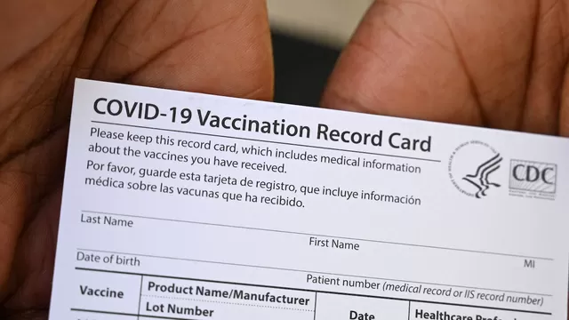 Lo que debes saber si te vacunaste contra la COVID-19 en el extranjero (Foto: AFP)