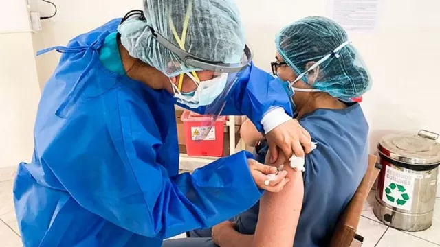 Enfermera del hospital Loayza, una de las primeras en ser vacunadas  Foto: Andina