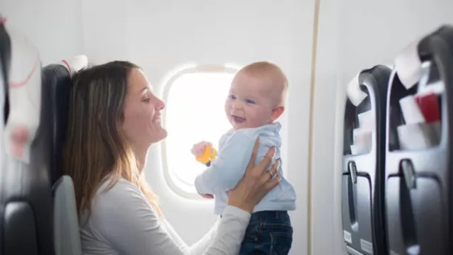 ¿Es malo viajar en avión con un bebé recién nacido?
