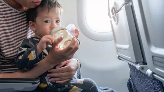 El pediatra debe dar visto bueno al viaje de un bebé en avión.
