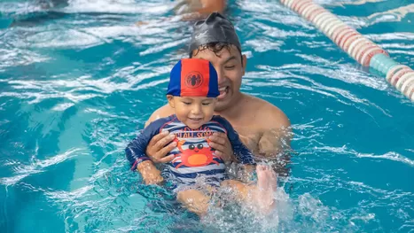 ¿Desde qué edad puede nadar un bebé y cuáles son sus beneficios?