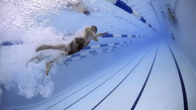 Lugares donde puedes llevar clases de natación a bajo costo