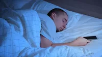 Tres cosas que le pasan a tu cuerpo cuando duermes con tu celular