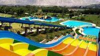Dos clubes campestres con grandes piscinas y toboganes cerca de Lima