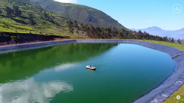 Paseo en bote en laguna turquesa cerca de Lima. (Foto: Traveleras)
