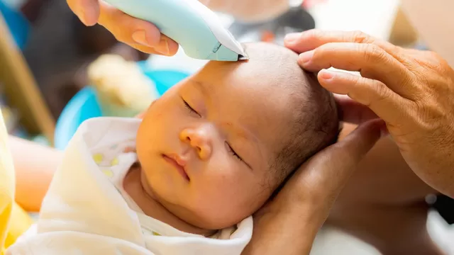 La edad recomendada para el primer corte de cabello de los bebés
