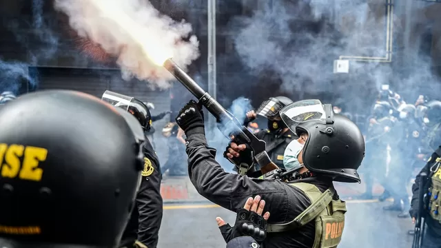 PNP usa gases lacrimógenos para dispersar a manifestantes en el Centro de Lima (Foto: AFP)