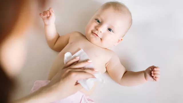 ¿Por qué son un peligro las toallitas húmedas en la piel de tu bebé?