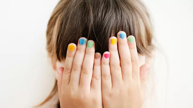 Mientras van creciendo, algunas niñas quieren llenar de color sus manitos