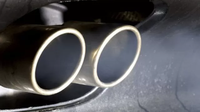 El color de humo de tu auto puede develar fallas técnicas