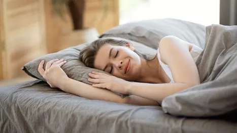 ¿Es bueno dormir solo con ropa interior para evitar el calor intenso?
