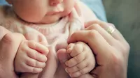 Los bebés no deben usar guantes y una pediatra te explica por qué