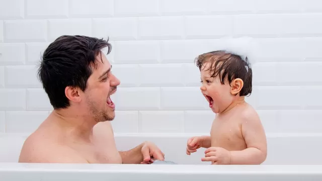 ¿Hasta qué edad puedo bañarme con mi hijo?