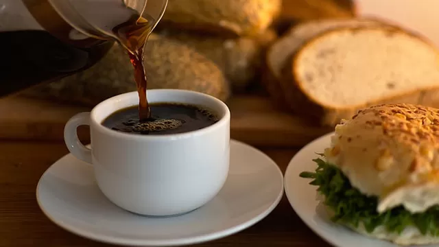 Experta explica en qué momento se debe consumir el café o la infusión tras el almuerzo o cena