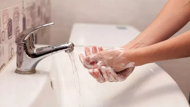 Lavarse las manos en exceso puede incluso atraer más gérmenes.