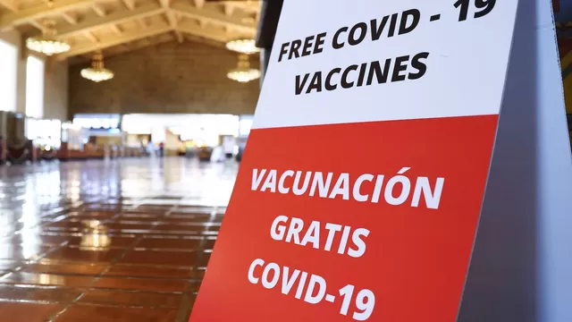 Link para registrar que te has vacunado contra la COVID-19 en el extranjero (Foto: AFP)