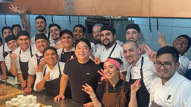 En el medio, el chef Mitsuharu Tsumura, director del restaurante peruano Maido. (Foto: @mitsuharu_maido)