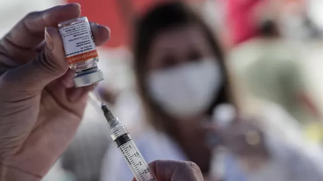 ¿Qué pasa si me vacuno estando contagiado? (Foto: AFP)