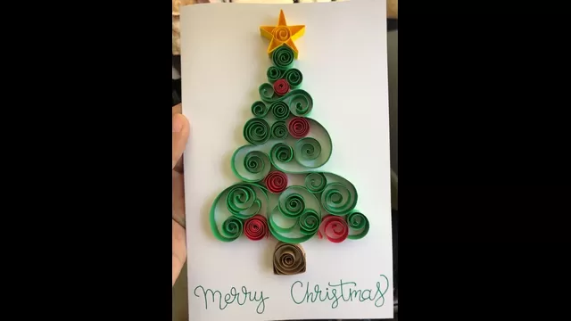 Técnica de enrollado de papel en tarjeta navideña. (Foto: Taller de Artesanías)
