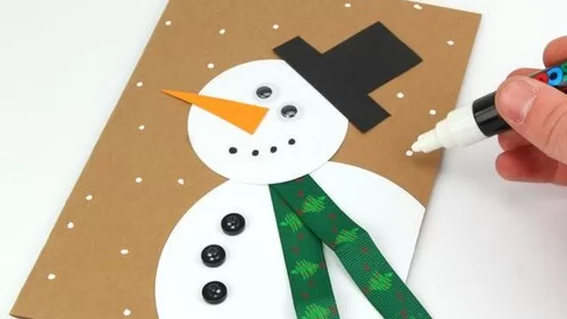 Tarjeta de Navidad sobre muñeco de nieve. (Fotos: 10doigts)