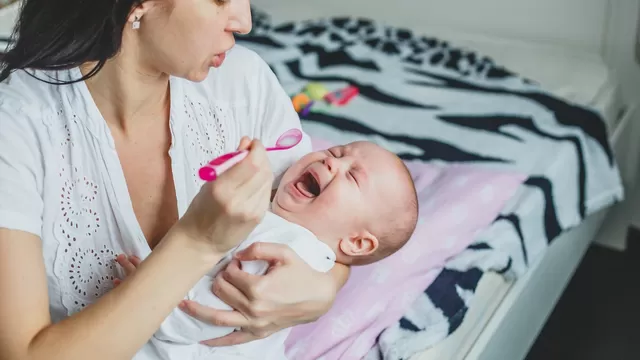 Lo que debes hacer si tu bebé vomita el medicamento