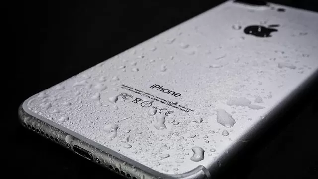 Truquitos efectivos para salvar tu smartphone mojado