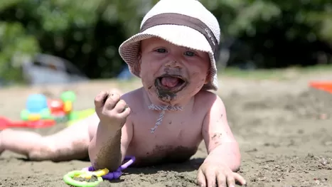 Mi hijo comió arena: ¿Debo preocuparme?