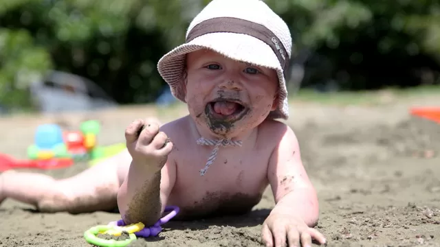 ¿Qué hacer si mi hijo se metió arena en la boca?
