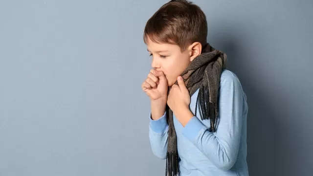 Lo que debes saber si tu hijo pequeño sufre de tos