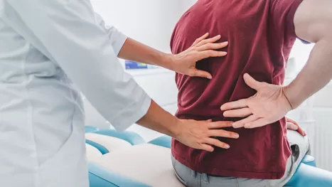 &iquest;Por qu&eacute; los pacientes con COVID-19 quedan con dolores de espalda?