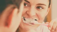 La pasta dental con carbón activado puede dañar tus dientes, advierten