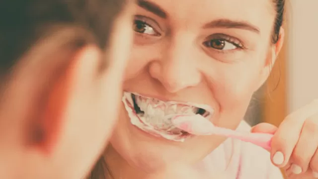 El uso del carbón activado en pasta de dientes se ha puesto de moda (Foto: Shutterstock)