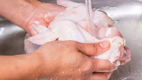 ¿Por qué nunca debes lavar el pollo antes de cocinarlo?
