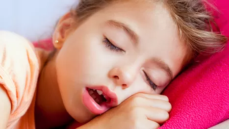 ¿Por qué tu niño duerme con la boca abierta y cuándo es peligroso?