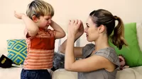 ¿Por qué algunos niños golpean a sus padres al hacer berrinches?