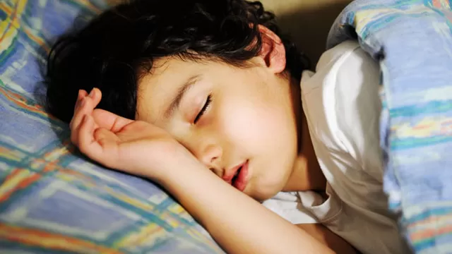 La apnea del sueño se caracteriza precisamente por ronquidos fuertes