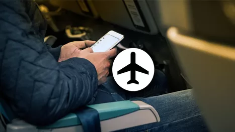 ¿Por qué debes poner en modo avión tu celular durante un vuelo?