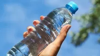¿Por qué nunca debes rellenar de agua las botellas de plástico?