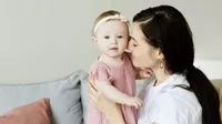 ¿Qué pasa si cargas a tu bebé ni bien comienza a llorar? 