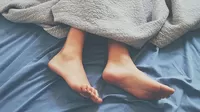 ¿Por qué duermes con los pies fuera de las sábanas?