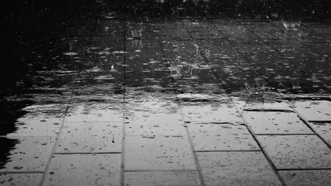 El significado de soñar con la lluvia y que te mojas en ella