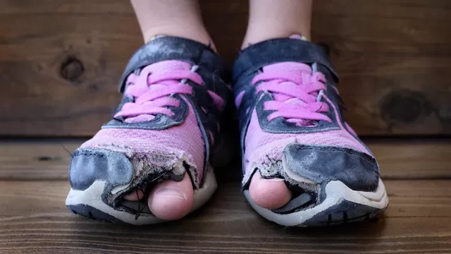 El significado de soñar con zapatos rotos