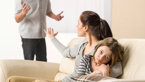 ¿Qué pasa cuando un padre desautoriza a la madre delante de su hijo?