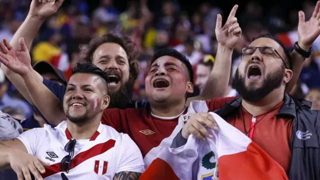 Hinchas celebran los resultados de la selección peruana