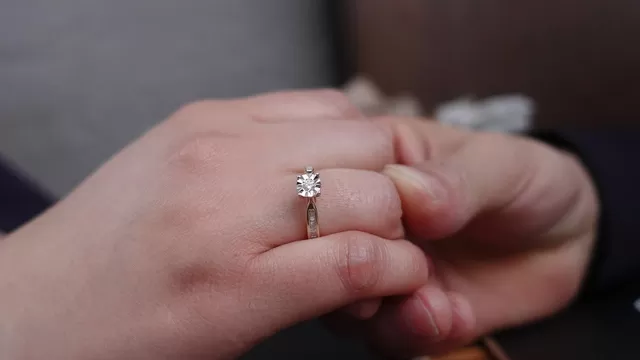 El significado de las piedras preciosas del anillo de compromiso
