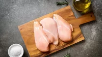 ¿Qué son las rayas blancas en el pollo crudo y por qué debes evitarlas?