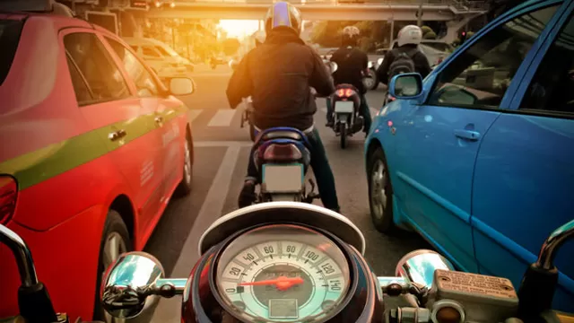 El SOAT para motos se puede obtener de manera online o vía telefónica, dependiendo de la aseguradora.