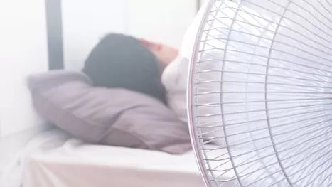 ¿Por qué no debes dormir con el ventilador prendido?