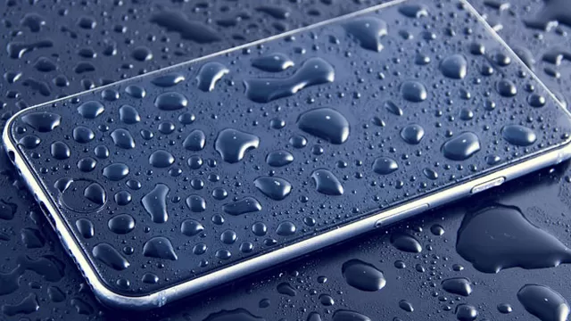 Tips para salvar tu celular luego de caer al agua